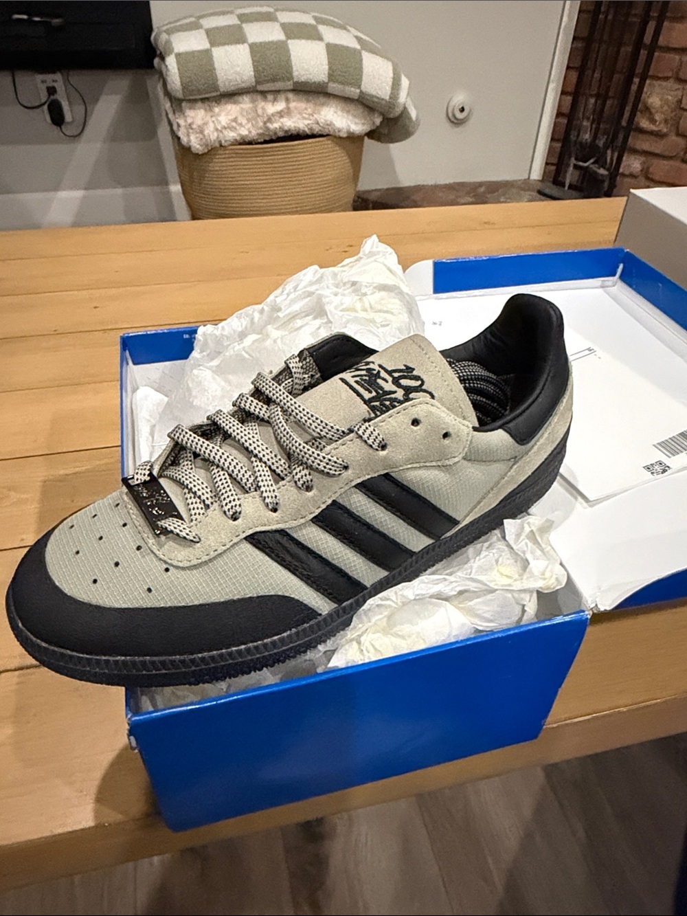 adidas Men’s Beige and Black Retro Low-Top Sneakers 100 Thieves Collab